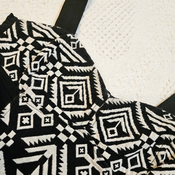 3/$15 🌺H&M Geometric Bodycon Dress - Picture 7 of 13